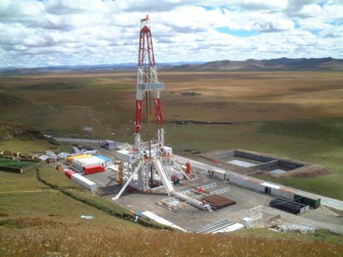 RG API Standard Oil Field Oil und Gassonde-gebohrter Loch-LKW brachten bewegliche Ölplattform ZJ30 750hp und Workover Rig Max D an